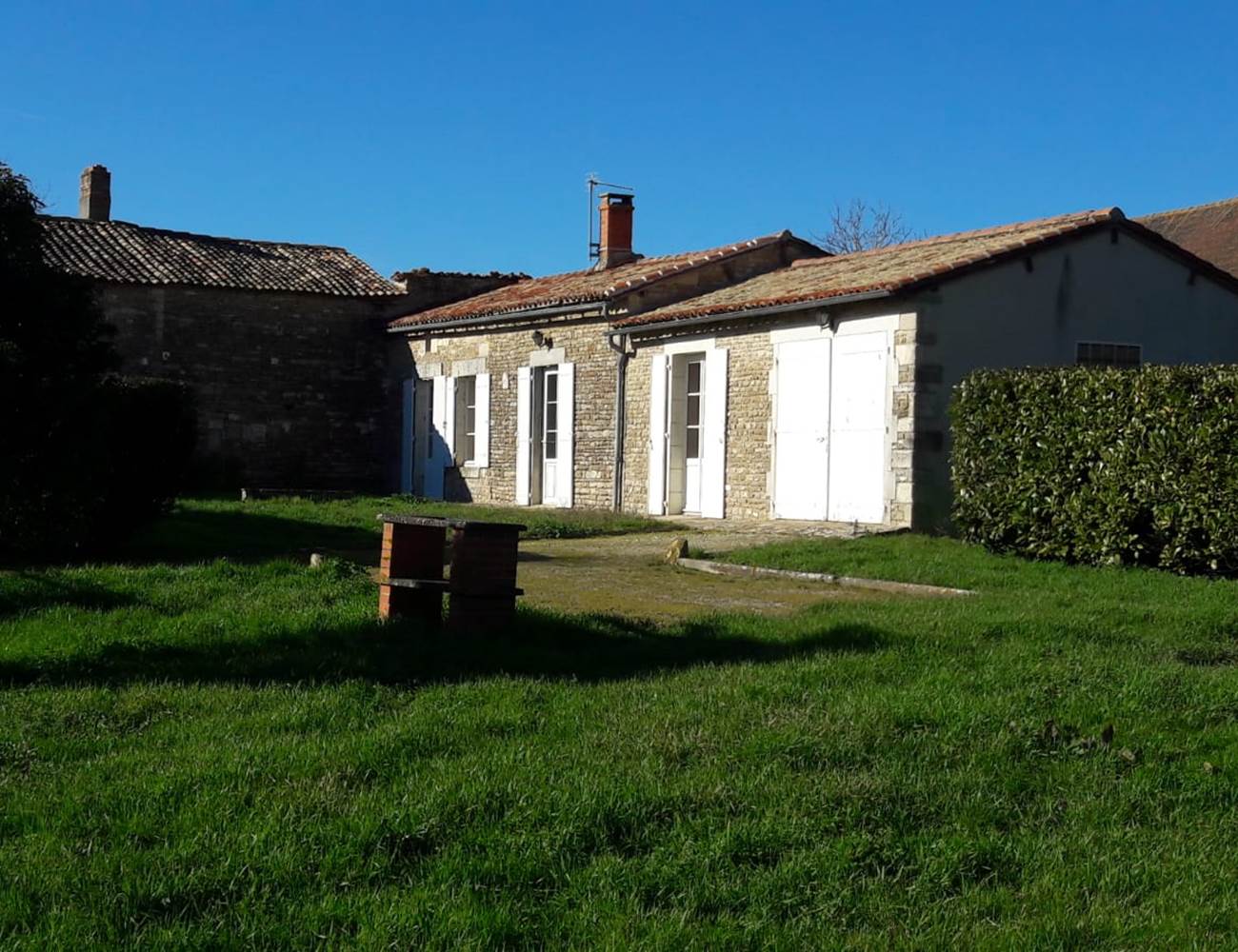 Vue générale depuis le jardin clos-photo-gallery