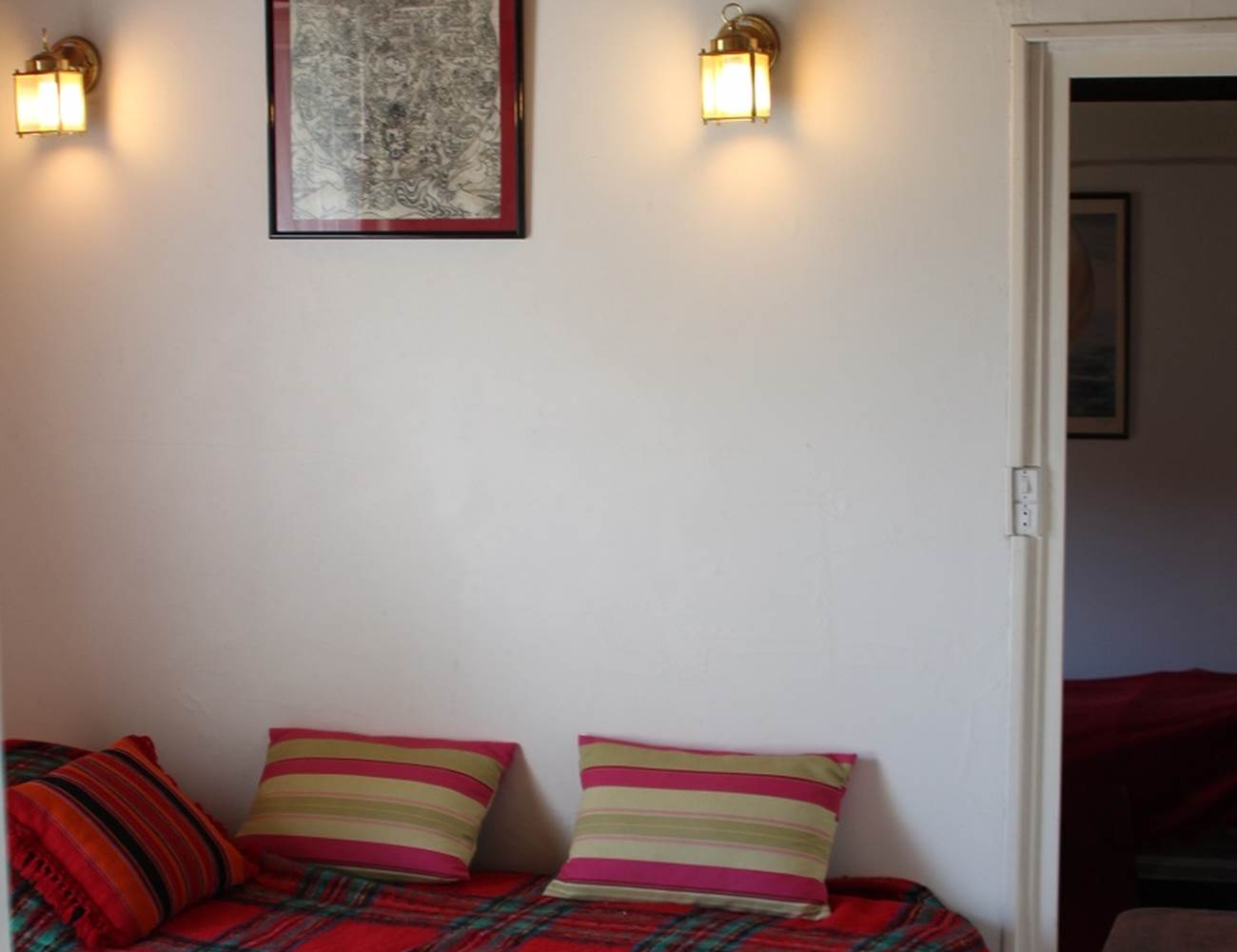Au rez-de-chaussée : Vue sur chambre n° 1 à un lit et entrée de la suivante-photo-gallery
