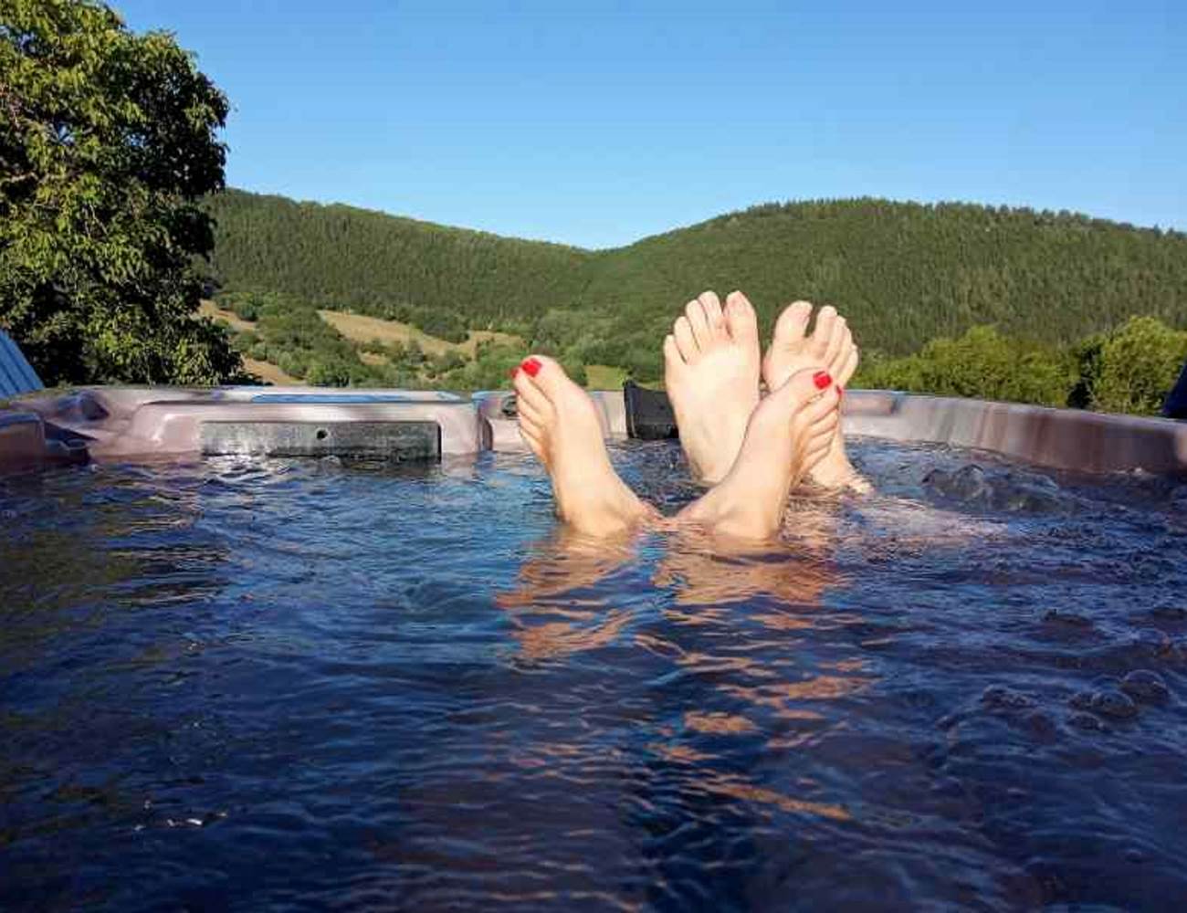 Notre Spa - Jacuzzi à ciel ouvert sur la nature -La Villa des Raspes-photo-gallery