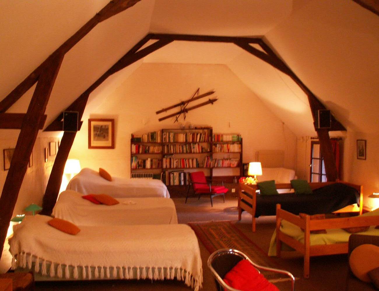 A l'étage, dortoir 5 lits, coin lecture et jeux, depuis l'entrée-photo-gallery