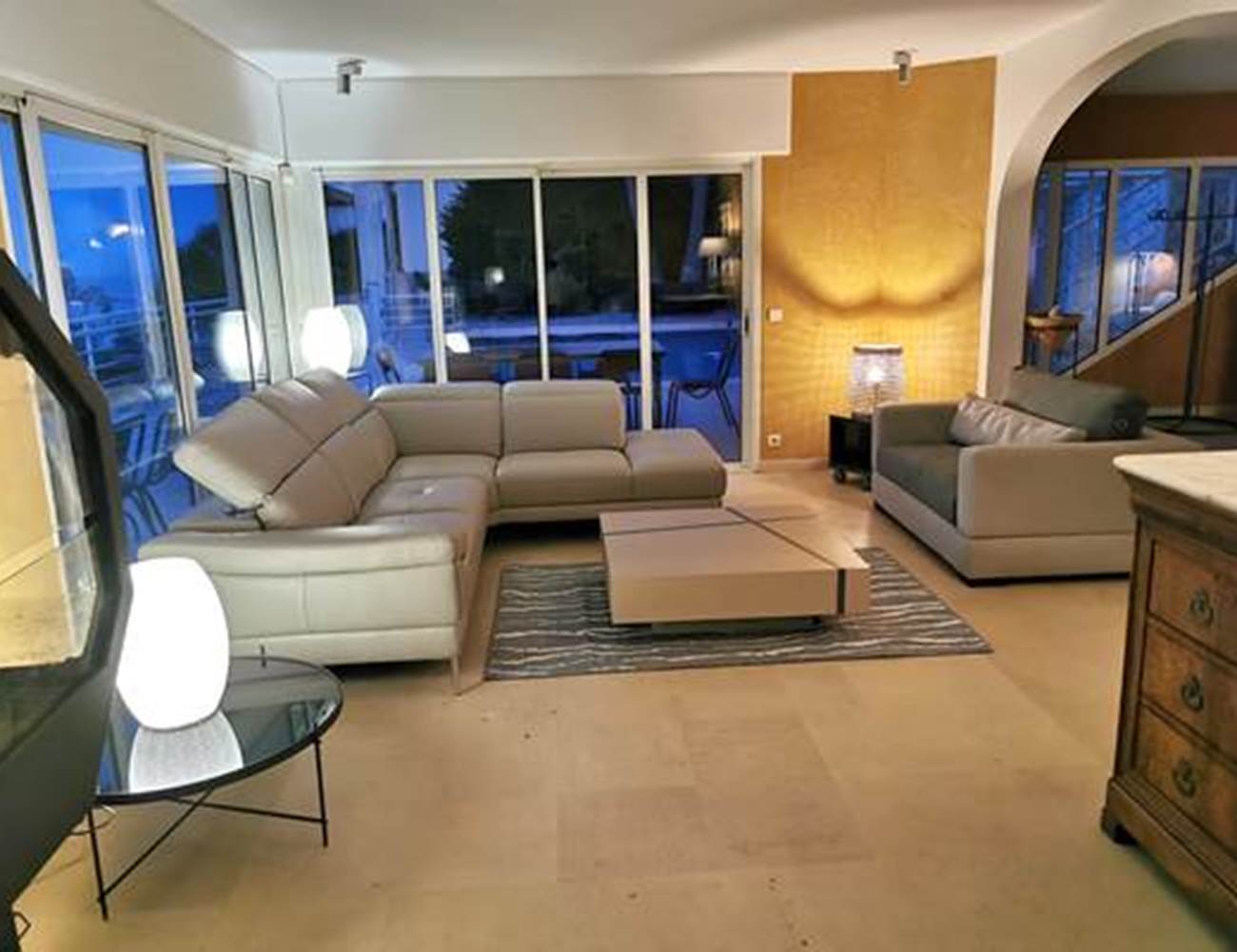 Salon avec vue mer au crépuscule à Cannes-photo-gallery