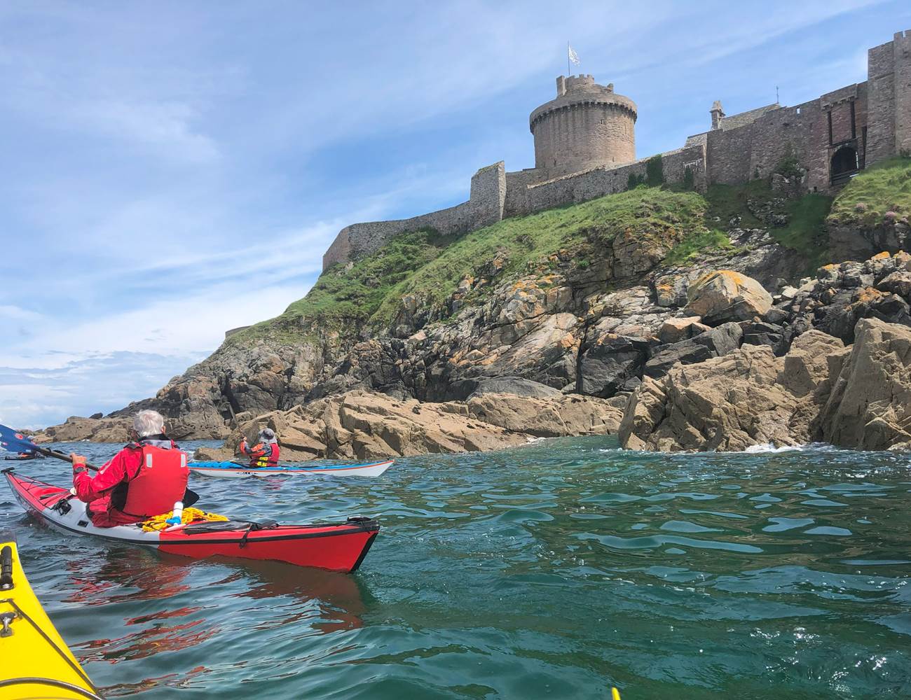 Kayak au large de Fort La Latte