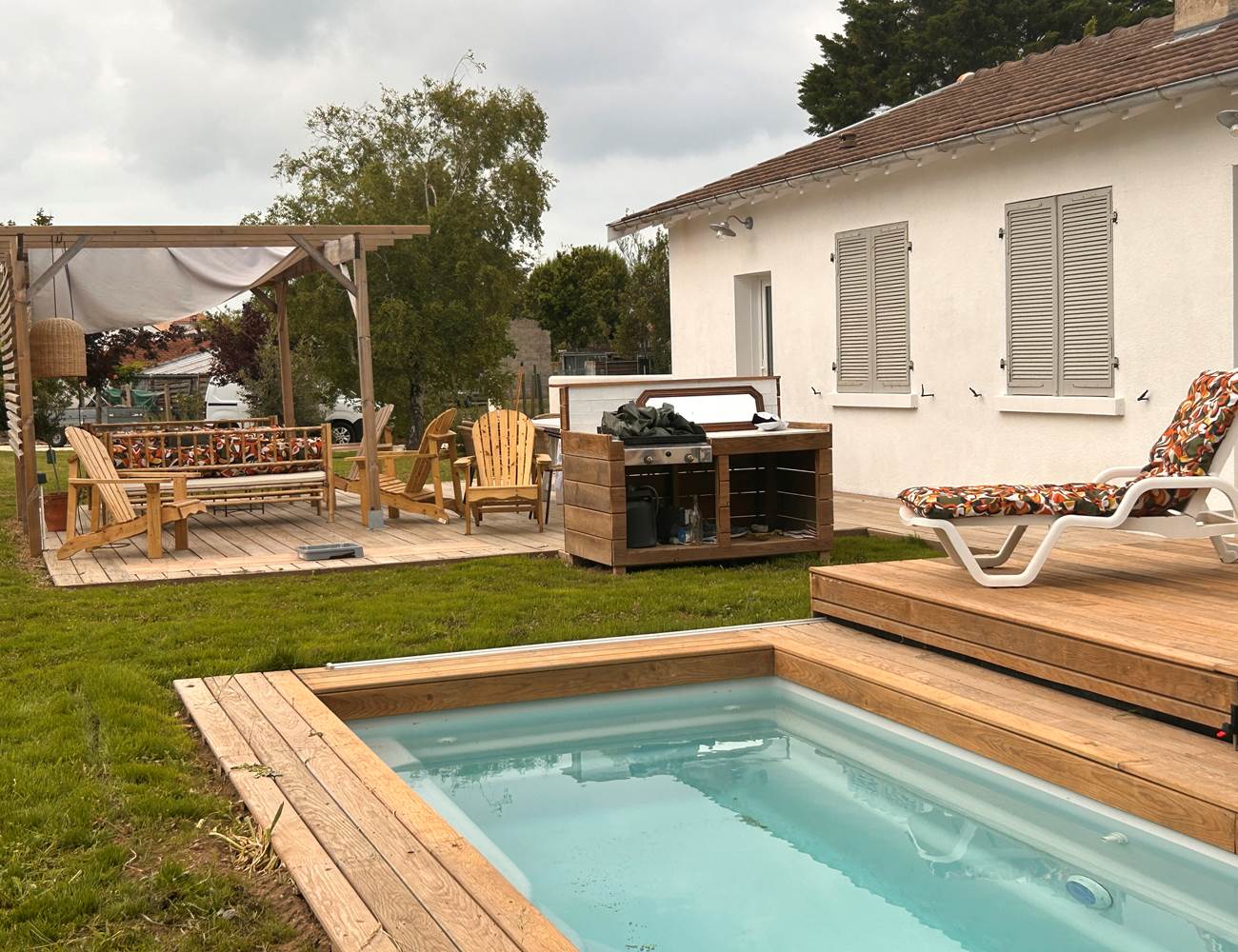 Vue de la terrasse et de la piscine de Maison Ginette-photo-page