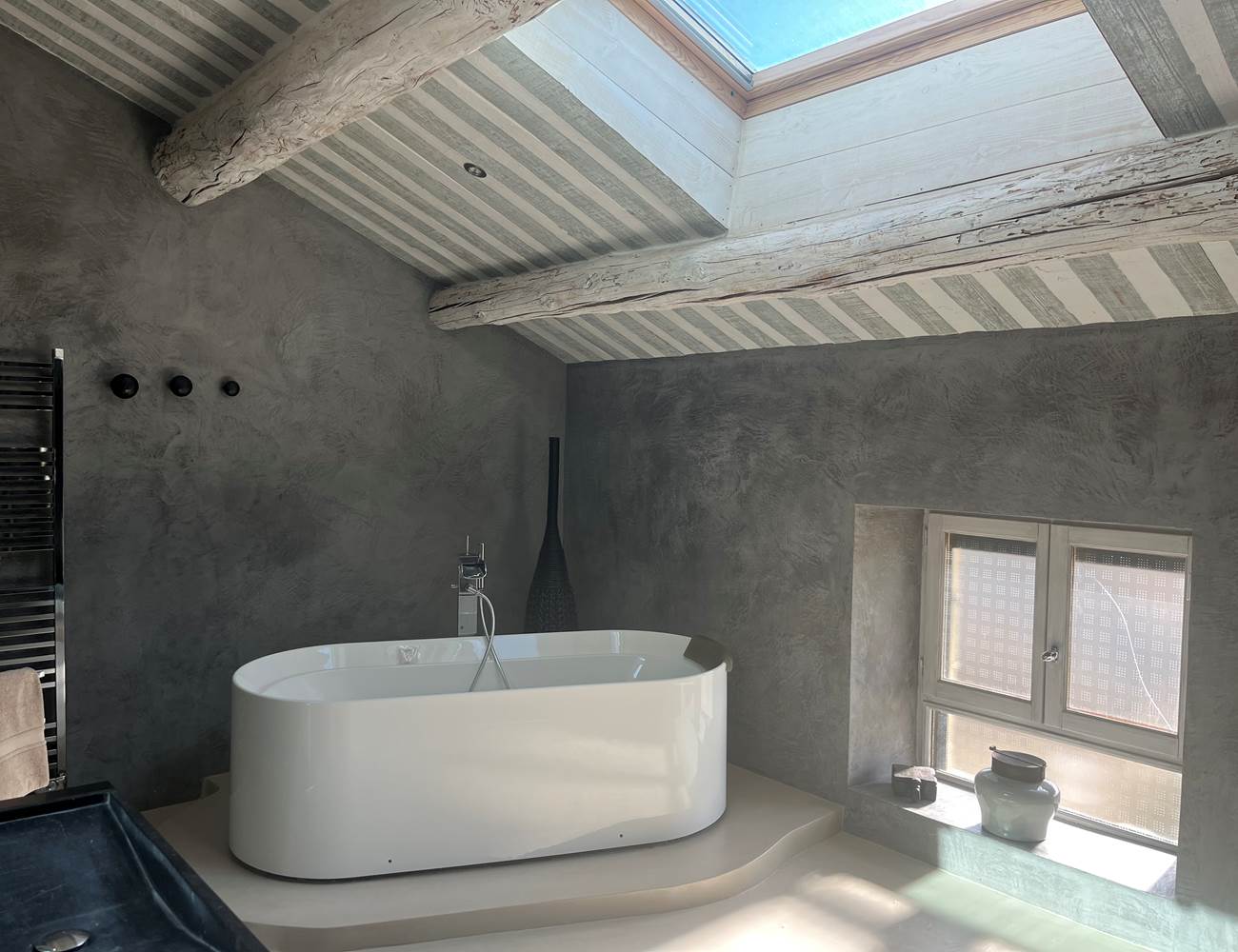 salle de bain vue sur les les toits du village Vaucluse Provence-photo-gallery