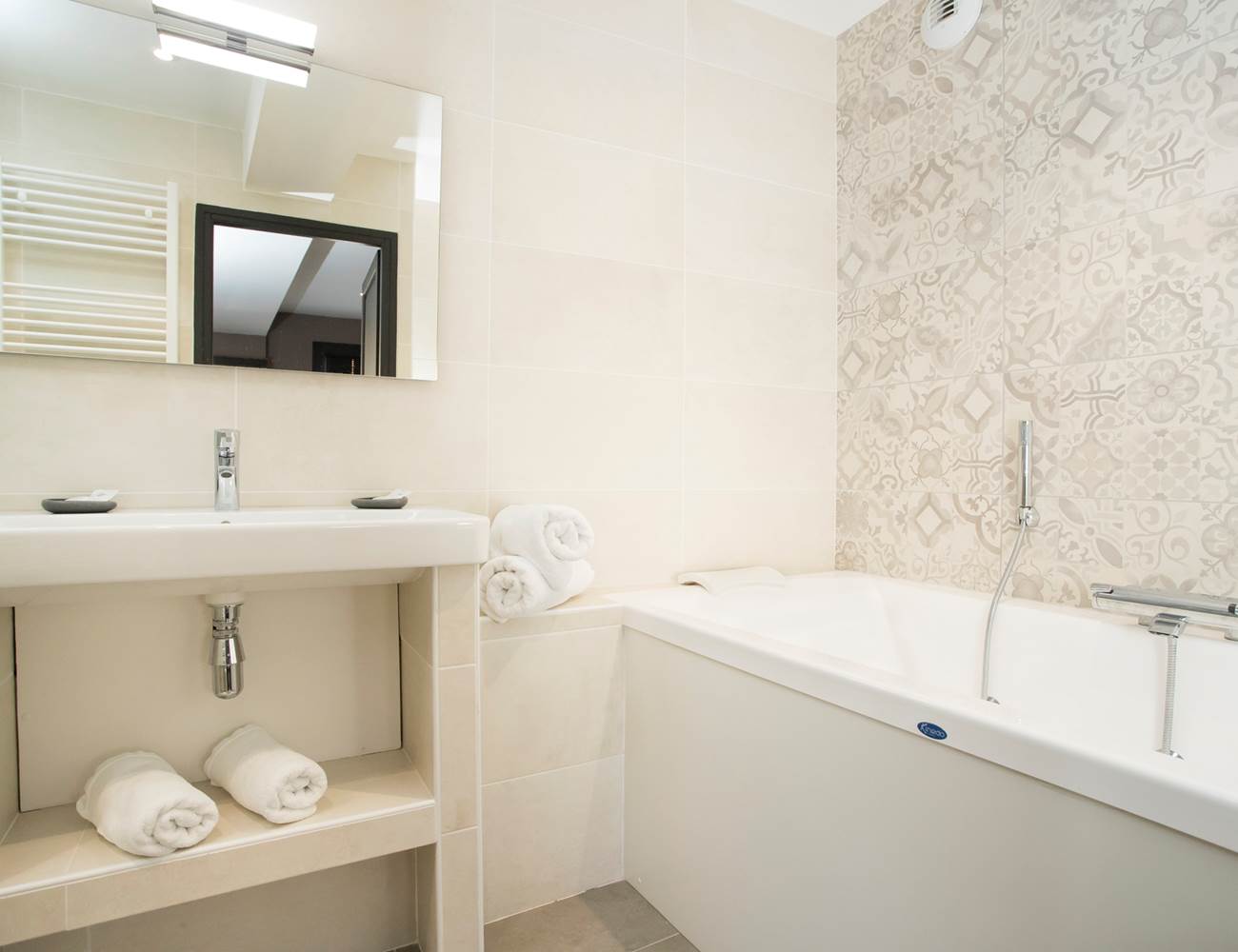 Relaxation dans la baignoire balnéo-photo-gallery