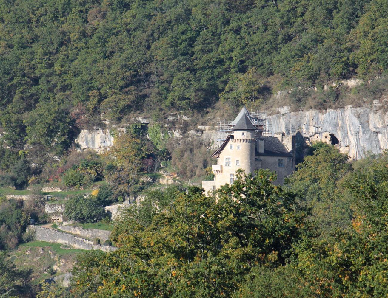 Le chateau de Larroque-Toirac vu depuis le Broual