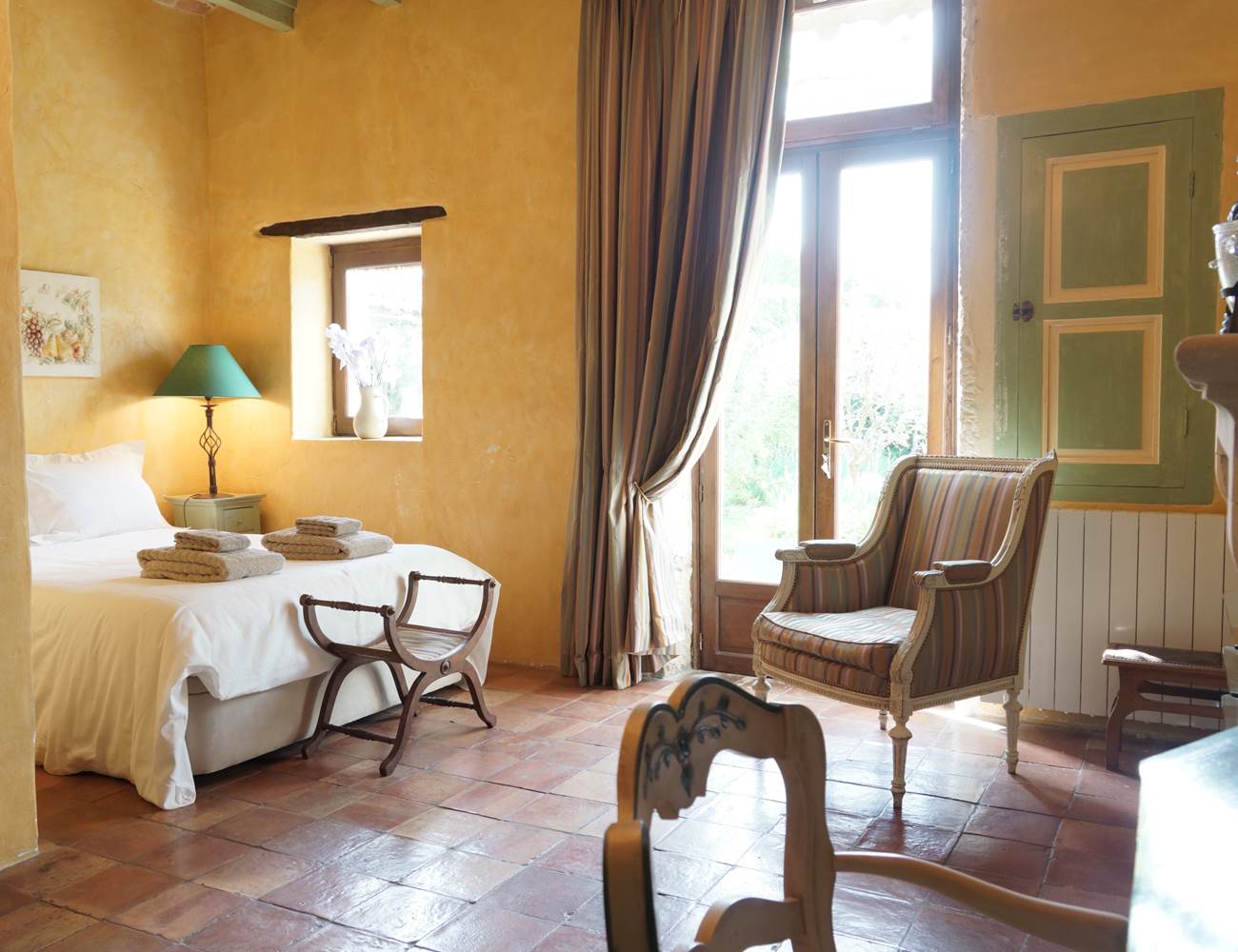 Maison en Provence de charme  - Chambre ocre jaune  - Lapalud - Vaucluse-photo-gallery