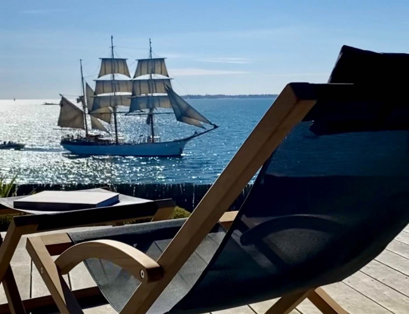 Le français devant la villa-photo-gallery