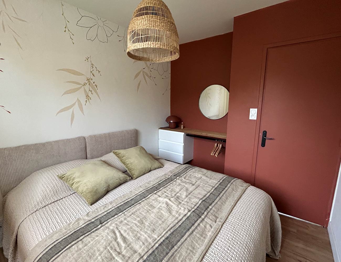 Vue du lit de la chambre " Fleur sauvage " de Maison Ginette à Oléron-photo-page