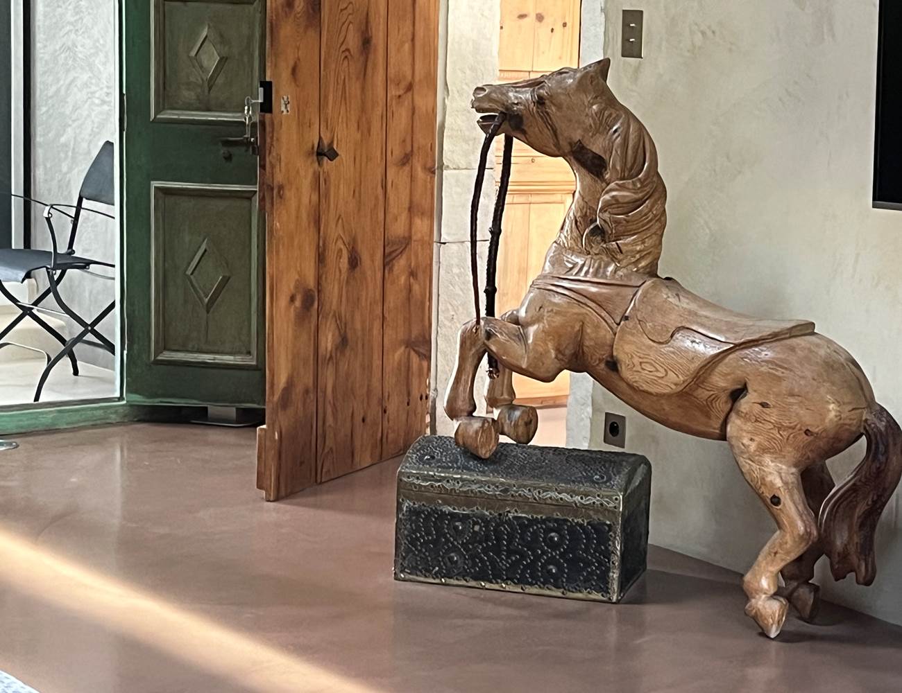 Notre vieux cheval de manège dans la chambre king size de luxe en Provence - Lapalud-photo-gallery
