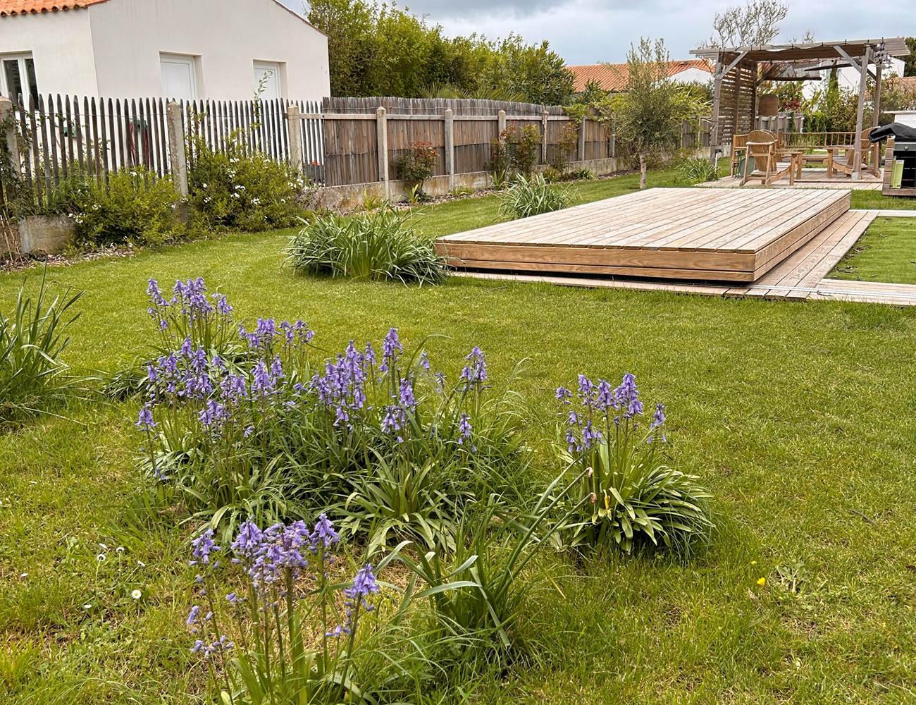 Un espace arboré autour de la piscine de Maison Ginette-photo-page