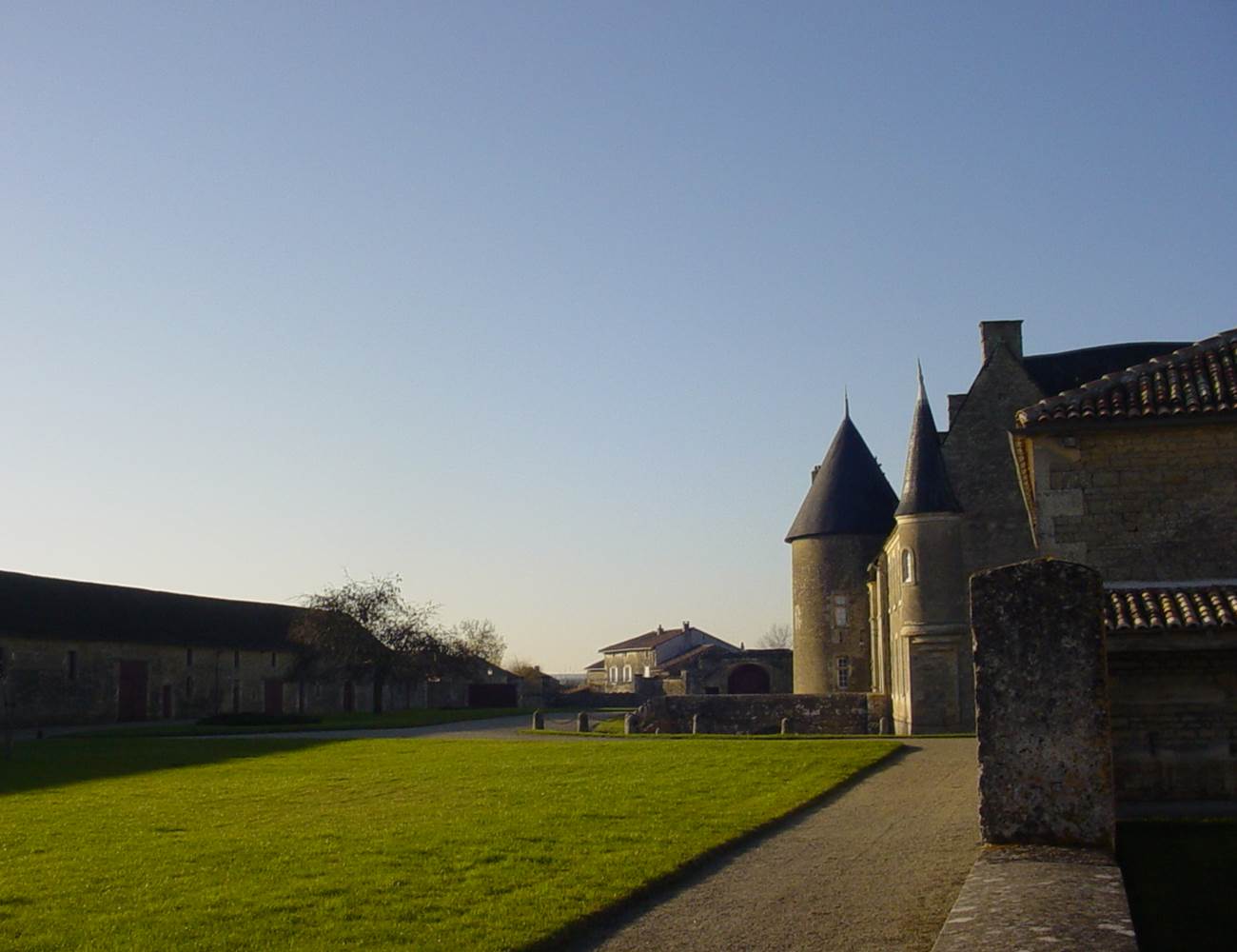 Vue sur la cour du château, depuis le jardin du logis-photo-gallery
