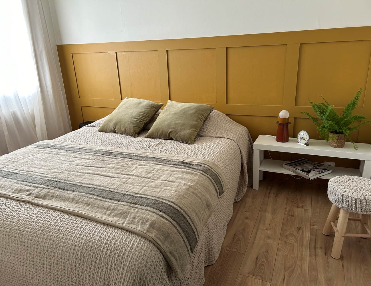 vue du lit deLa chambre " Moutarde douce" de Maison GInette à Oléron-photo-page