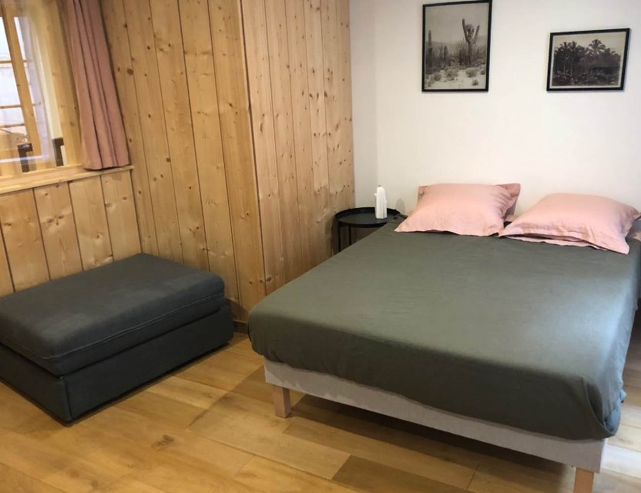 1 grand lit et 1 lit simple pour cette grande chambre-photo-gallery