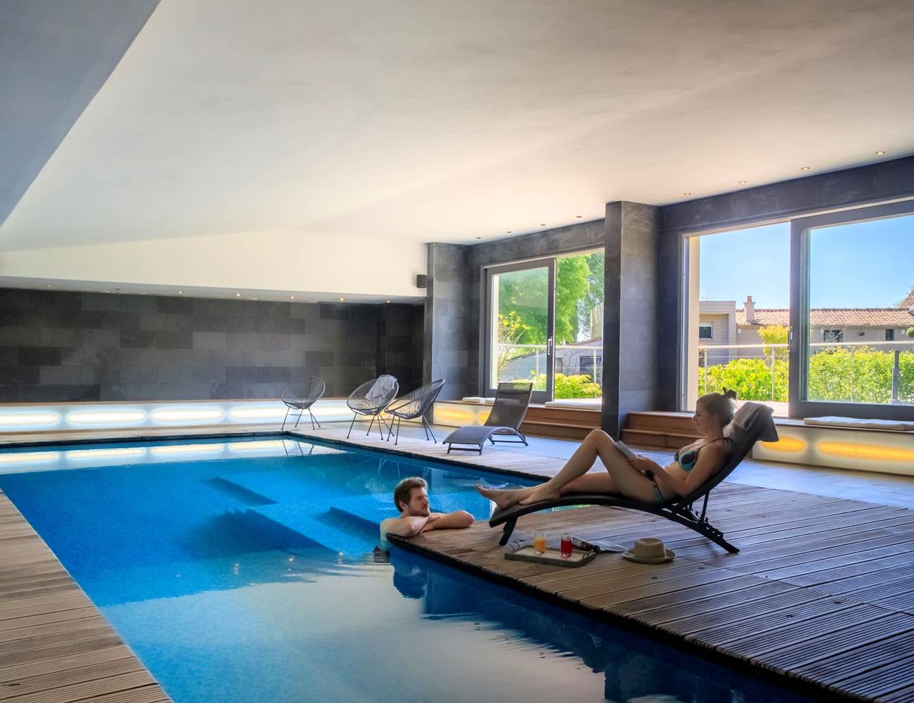 piscine ouverte sur une grande terrasse-photo-gallery