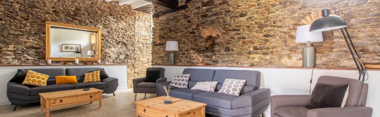 Bramley : vaste salon pierres et poutres apparentes