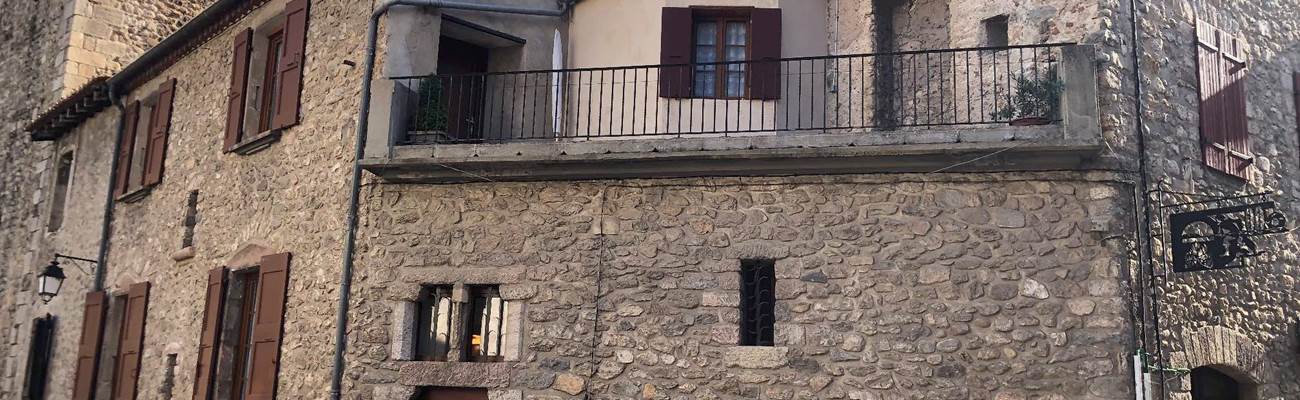 façade de la maison saint Jacques avec sa terrasse