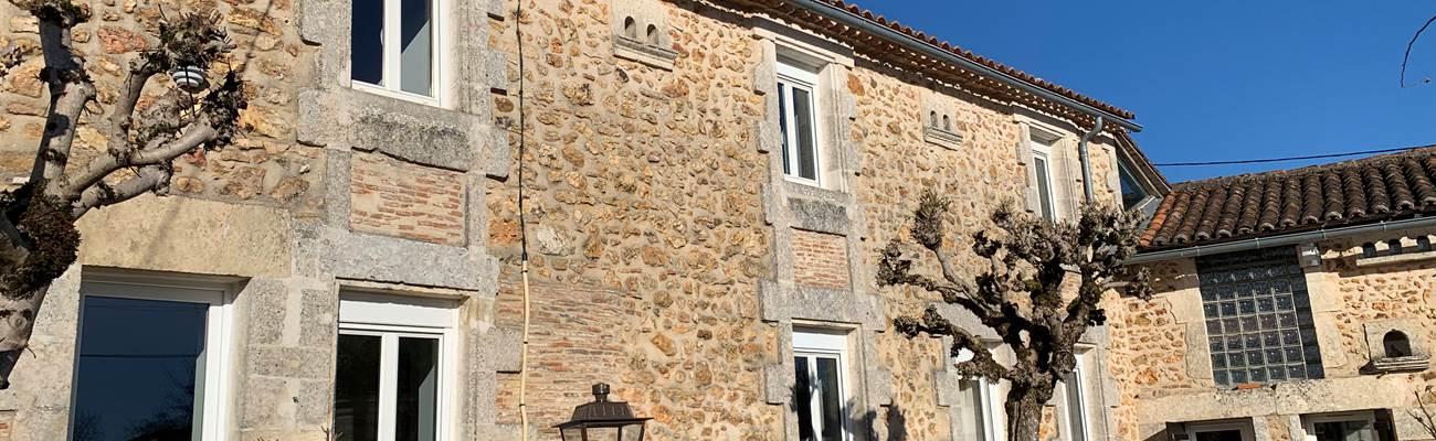 L'hébergement se situe au 1er étage de la maison principale