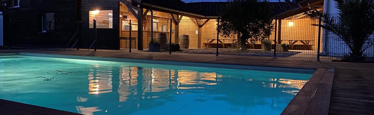 vue de nuit depuis la piscine