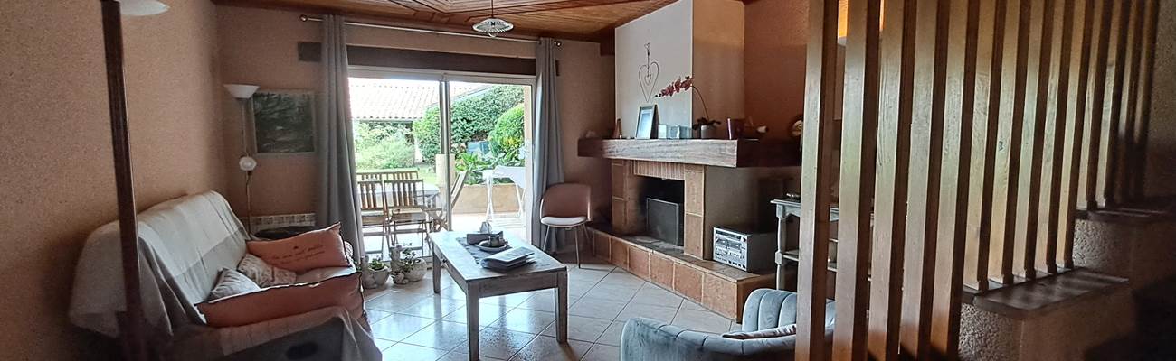 Gite de la Sauvetat, salon avec cheminée