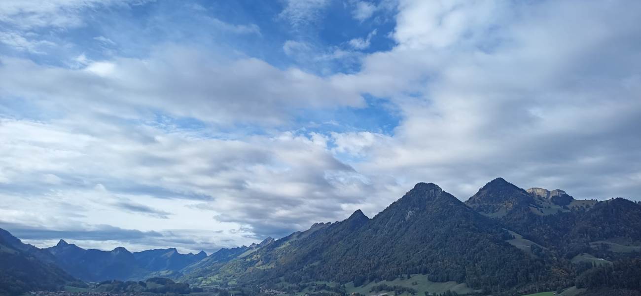 vue-panoramique-gruyere-alpes-fribourgeoises-suisse-vacances-couple-romantique