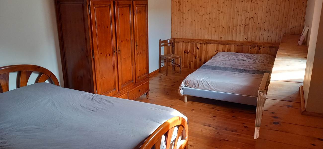 A L'ETAGE CHAMBRE 2 (2 lits 140x190)