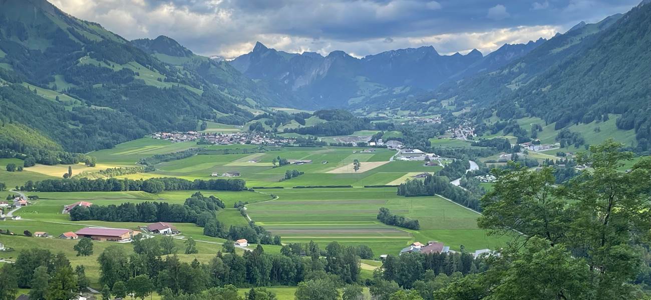 vue-panoramique-gruyere-montagnes-intyamon-studio-vacances-weekend-romantique-suisse