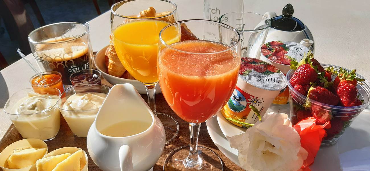 petit déjeuner gourmand plateau servi au jardin
