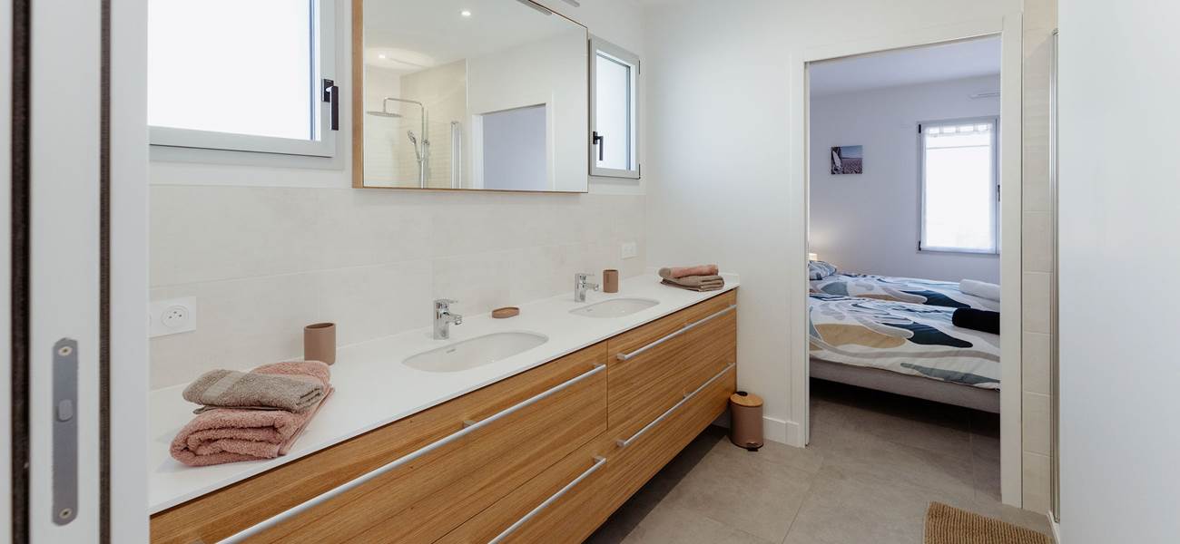 Villa Dolusienne - Salle de bain, double vasques, douche à l'italienne