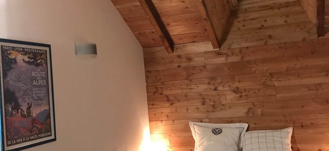 chambre-boisee-poutres-chalet-rif-d-oriol-orcieres.jpg