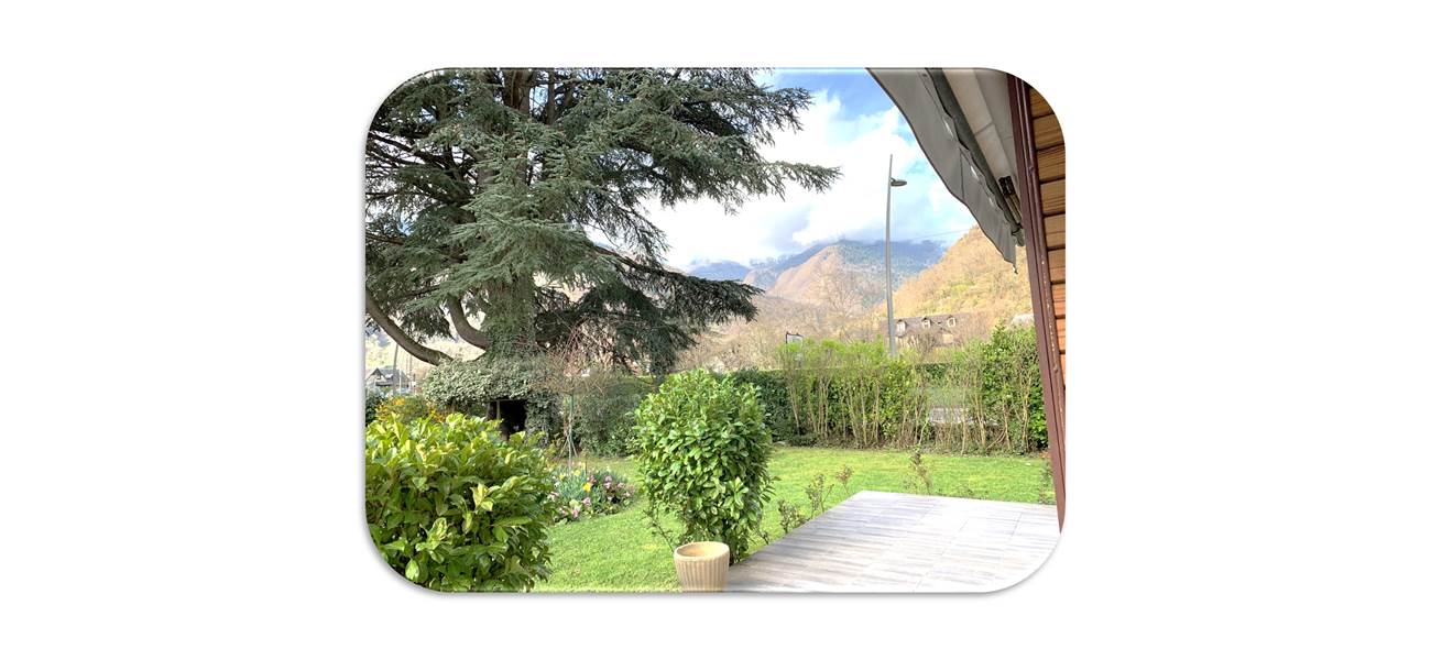 Terrasse vue montagne fond blanc