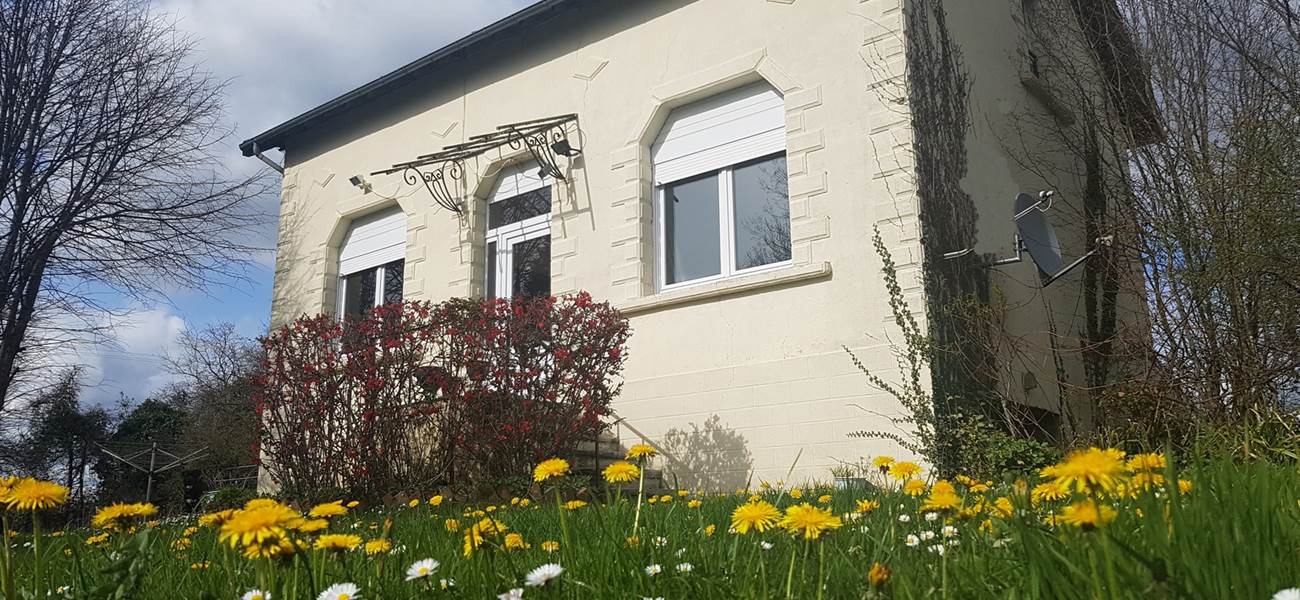 facade au printemps La Maison du Masjoubert chambre d'hôte référence Augne