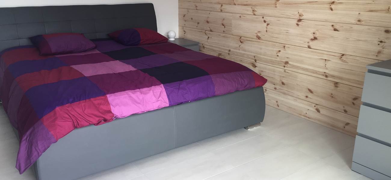 lit-king-size-studio-gruyere-sejour-cocooning-montagne-suisse-romantique