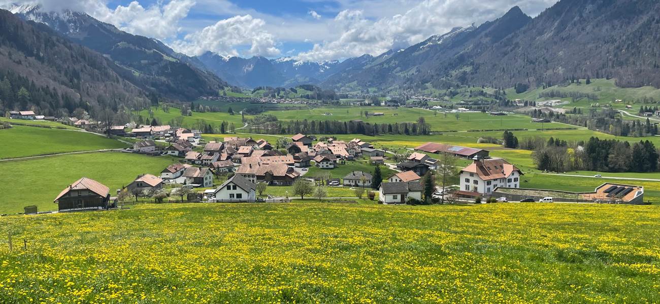 detente-terrasse-printemps-gruyere-vue-sur-vallee-montagne-weekend-suisse