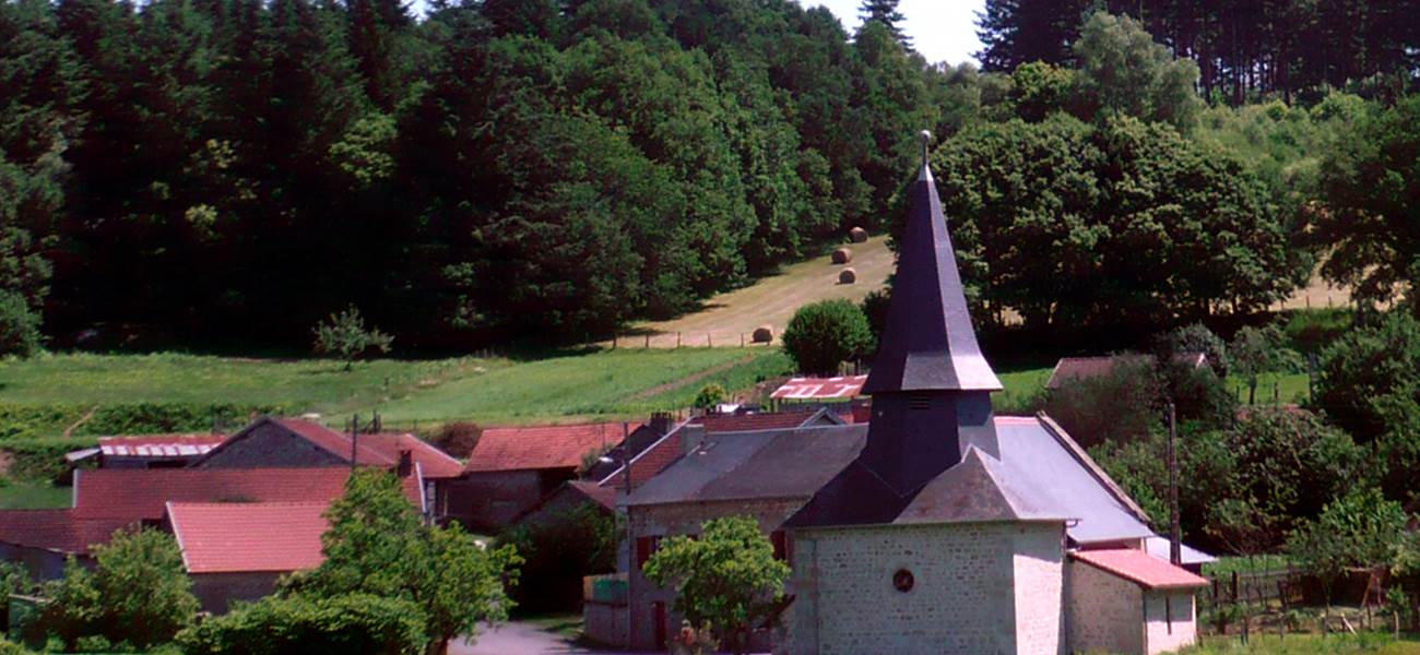 Eglise d'Augne, dans le bourg à 4 km du Ranch des Lacs, la plus petite église du département 87