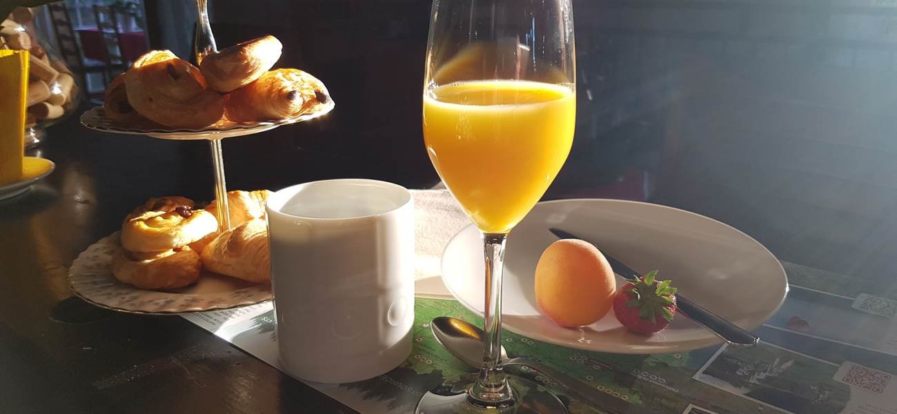 petit déjeuner express servi au bar Le Ranch des Lacs Hôtel 87120