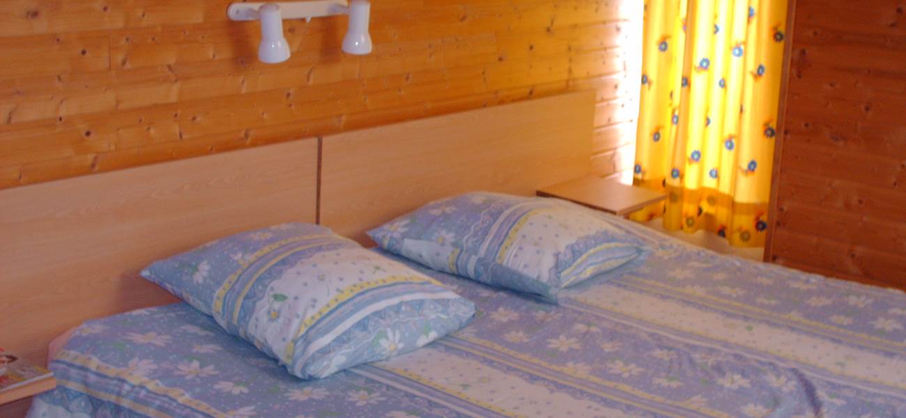 Chambre double 1er étage lit de 1,80m x 2,00m