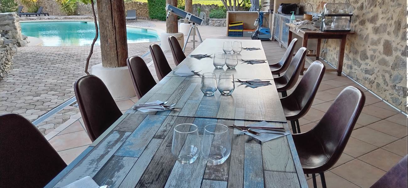 Cadre enchanteur pour les petits déjeuners et table d'hôtes
