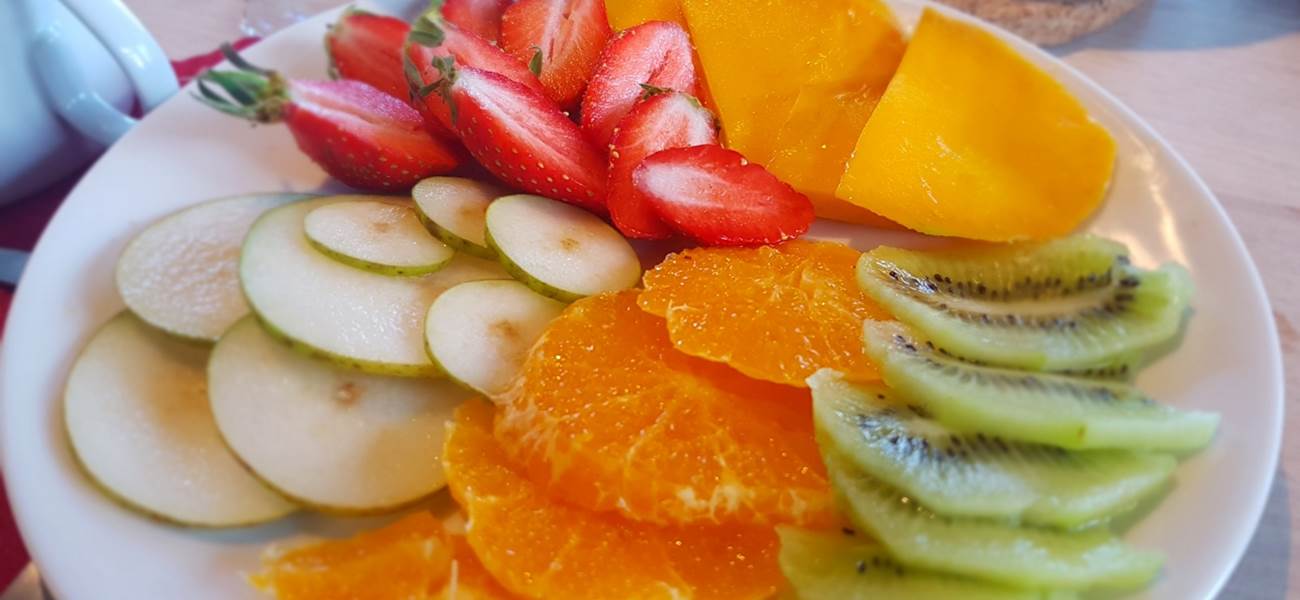 assiette de fruits frais Brunch/ Petit Déjeuner Gourmand Le Ranch des Lacs Hôtel 87120