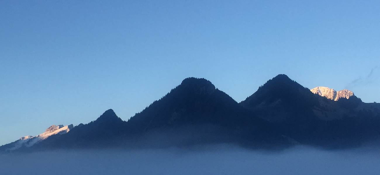 vue-panoramique-depuis-studio-gruyere-montagnes-moleson-suisse-sejour-nature-couple