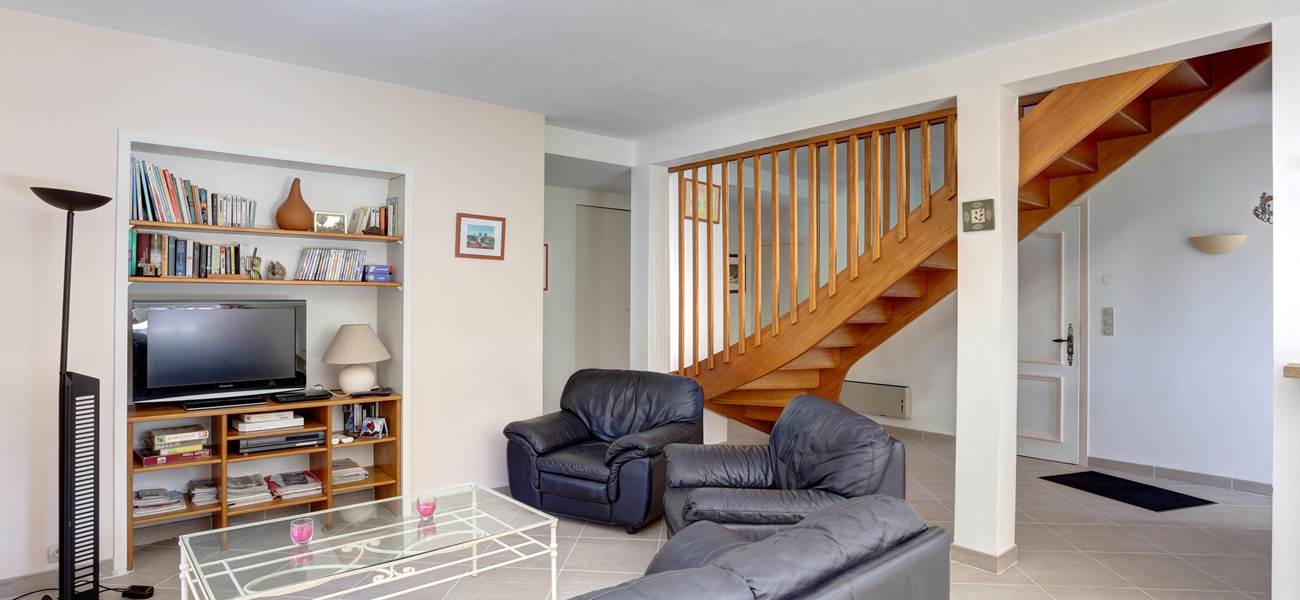 salon et escalier vers l'étage