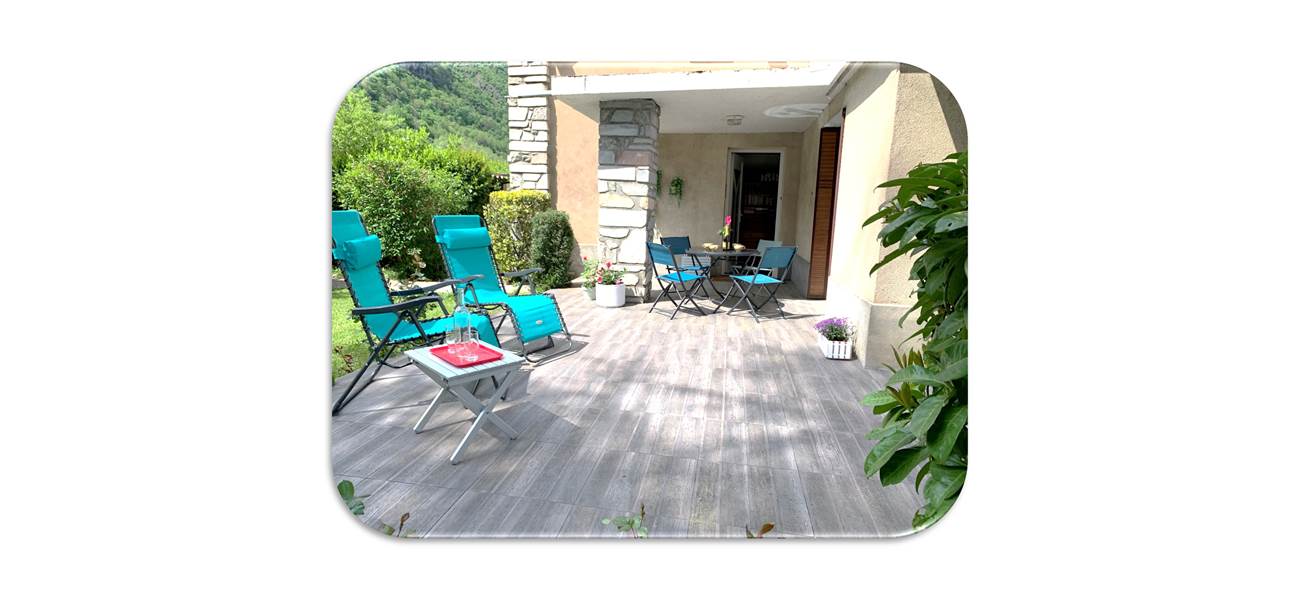Terrasse table fond blanc