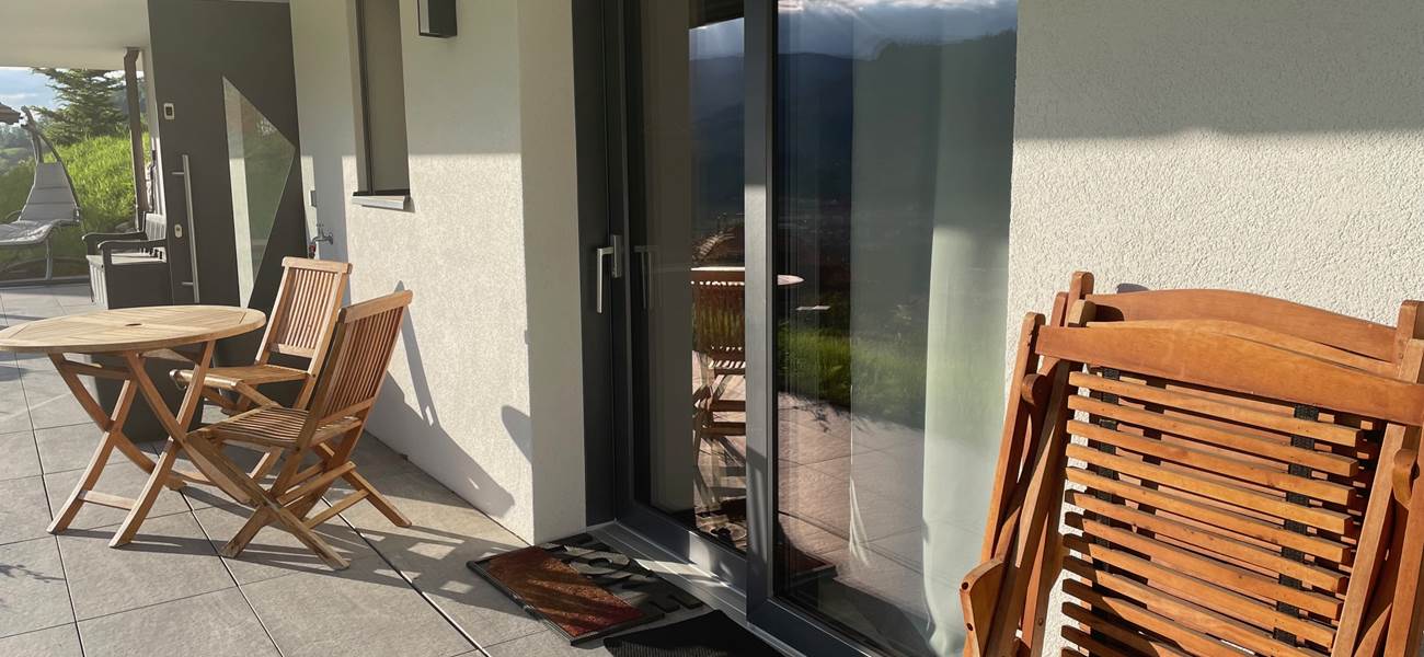 terrasse-dejeuner-soleil-studio-gruyere-couple-weekend-romantique