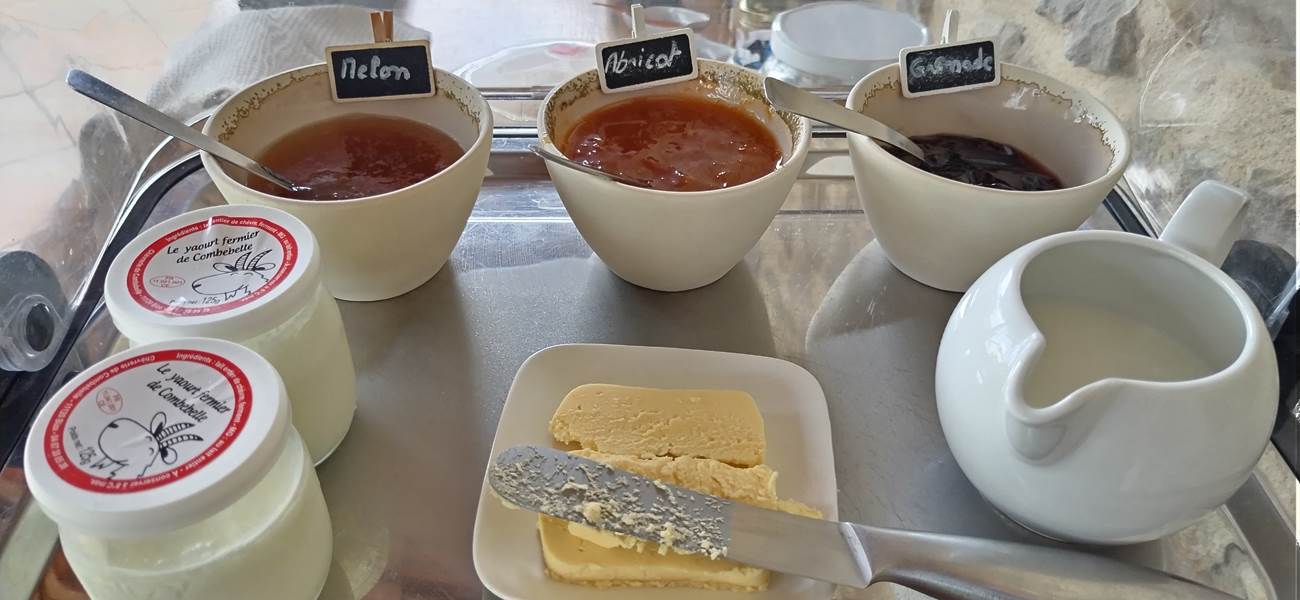 Confiture maison pour les petits déjeuners des hôtes du Coq du Nord Mailhac