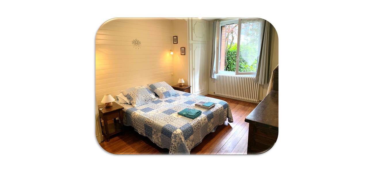 Chambre bleue fond blanc
