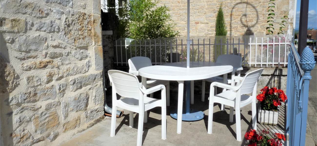 Terrasse devant le gîte