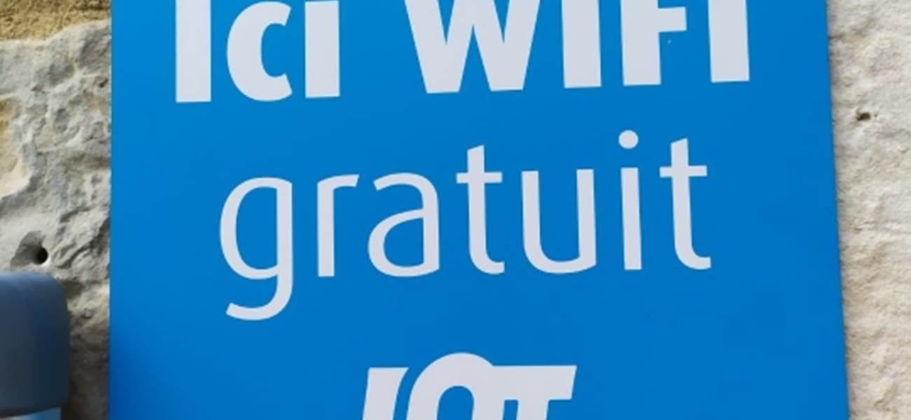 Borne WIFI gratuite qui alimente le centre bourg.