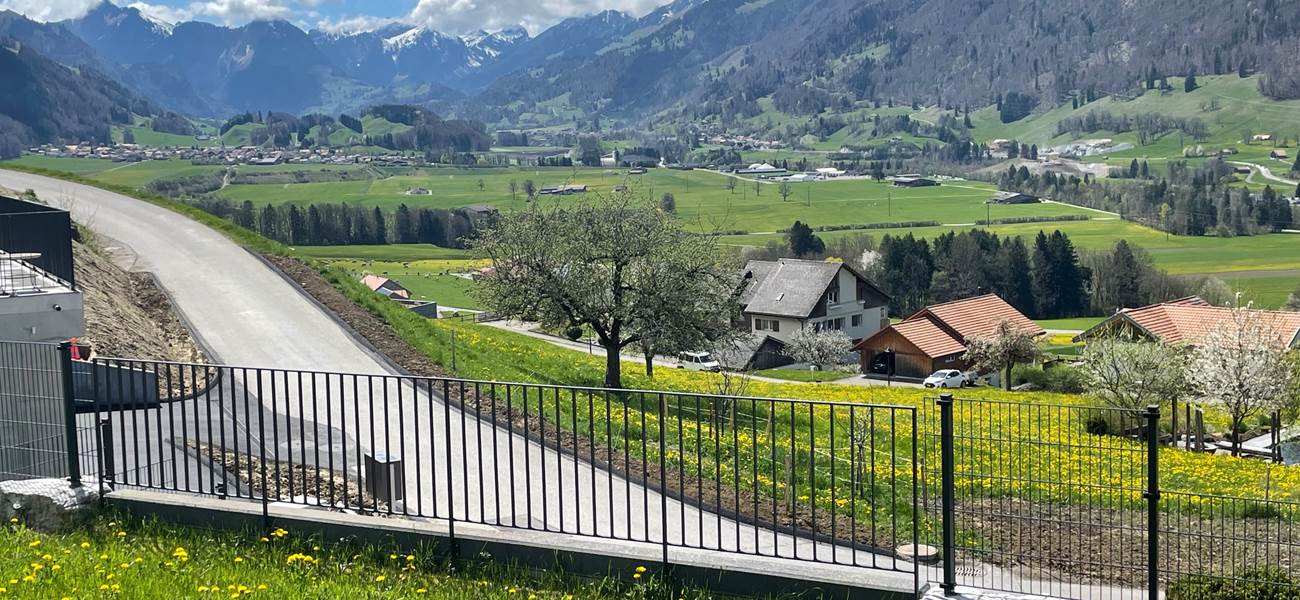 vue-panoramique-gruyere-montagne-studio-vacances-couple-suisse