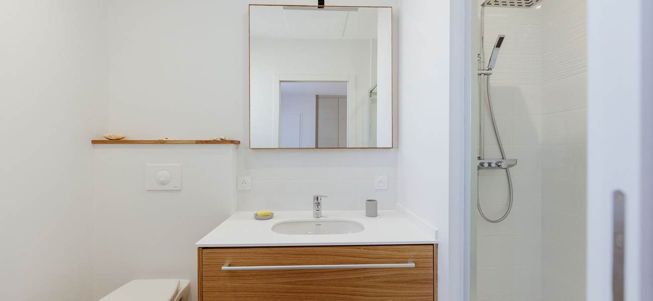 Villa Dolusienne - salle de bain (douche, simple vasque, WC)