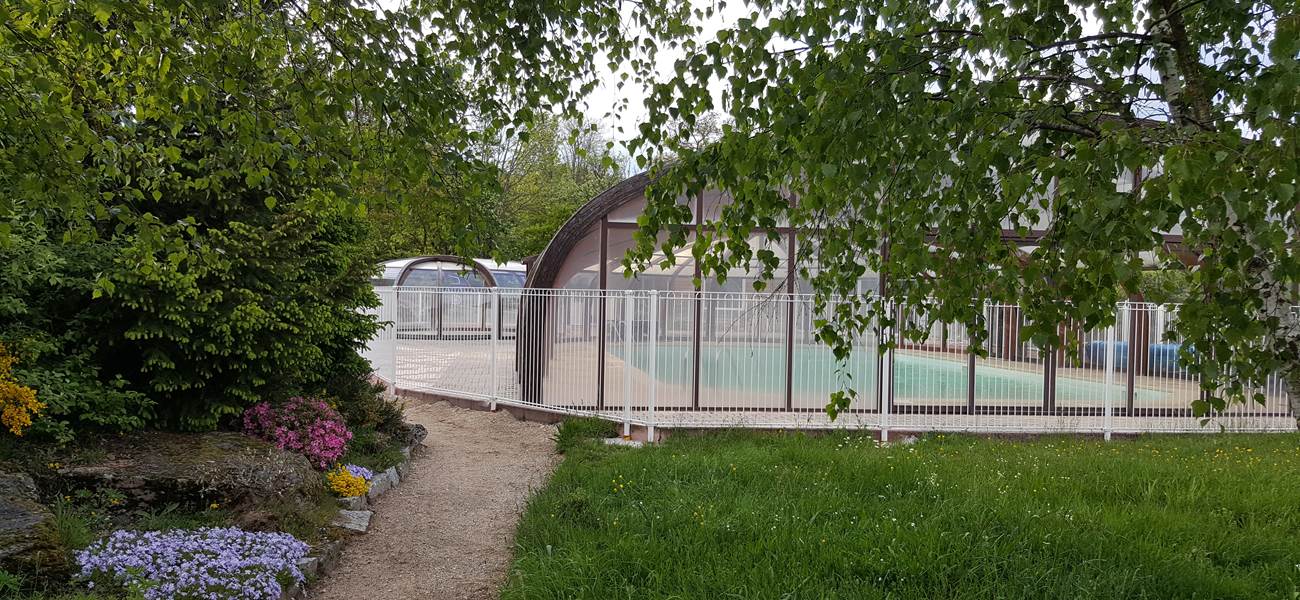 Les Chalets de la Margeride: le vert de la Nature et le bleu de la piscine...et du ciel